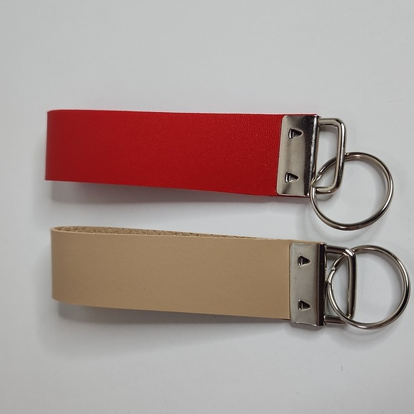 Leather key fob keychain. Color: Cream & Red. - Picture 4 of 6